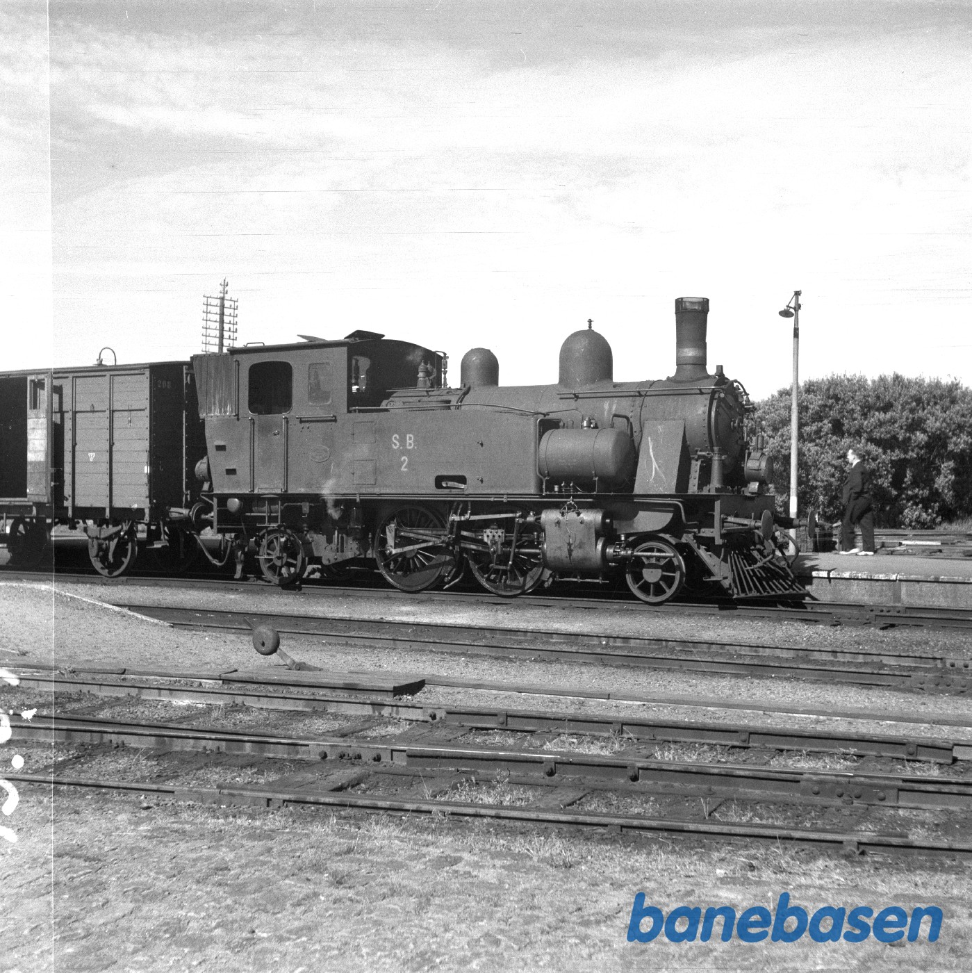 Damplokomotiv SB 2 med godstog på Frederikshavn station Damplokomotiv SB 2 med godstog på Frederikshavn station