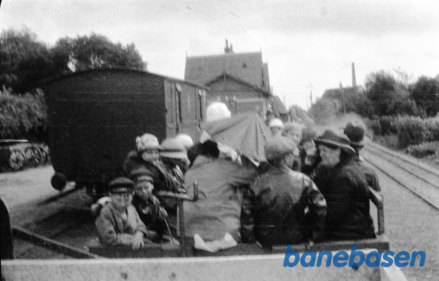 FJ "Personvogn" i kalktog på Faxe ladeplads station FJ "Personvogn" i kalktog på Faxe ladeplads station