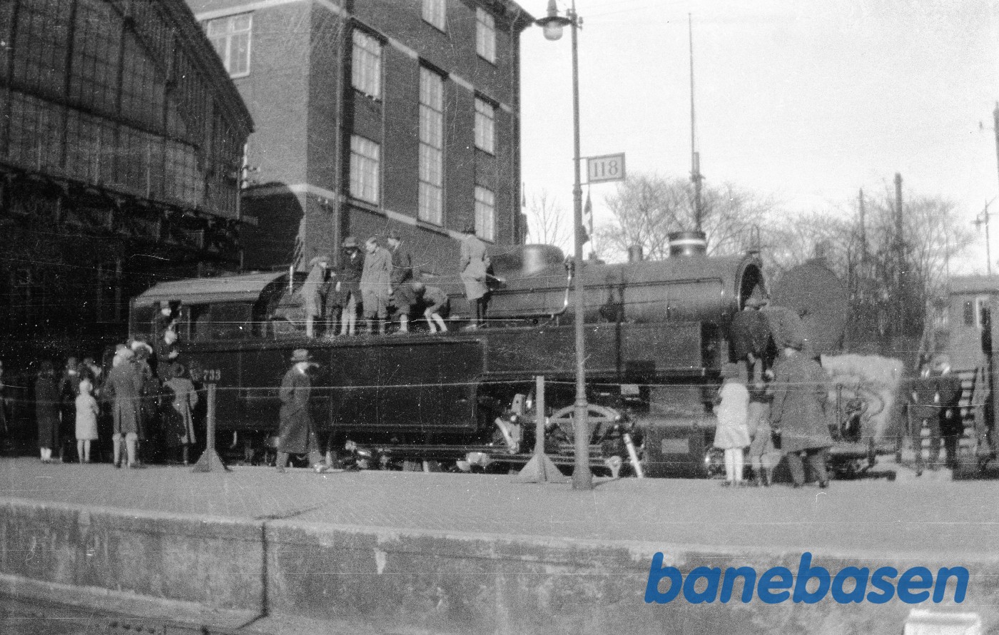 Damplokomotiv S 733. Udstillet på Københavns hovedbanegård. Glade mennesker kravler rundt på maskinen Damplokomotiv S 733. Udstillet på Københavns hovedbanegård. Glade mennesker kravler rundt på maskinen