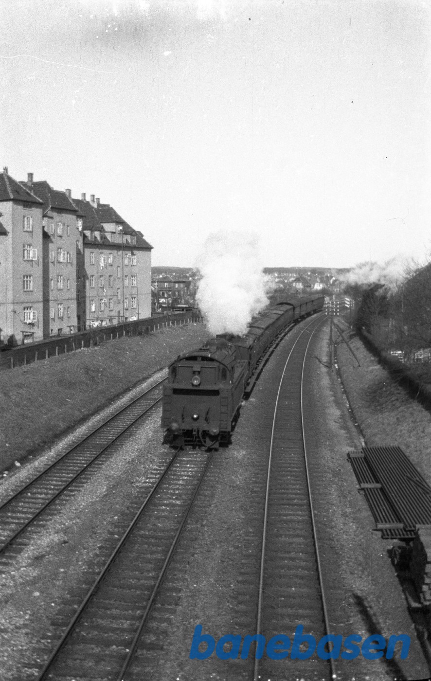Damplokomotiv S 732 med persontog. Indkørsel til Hellerup fra Helsingør Damplokomotiv S 732 med persontog. Indkørsel til Hellerup fra Helsingør