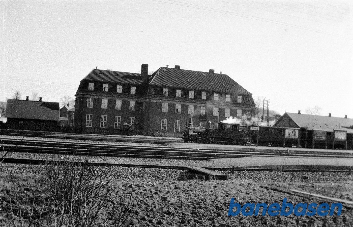 Damplokomotiv O 311 med persontog i Hellerup Damplokomotiv O 311 med persontog i Hellerup