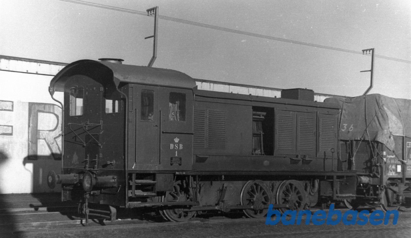 DSB Traktor 1 Islands brygge ved Joseph Levin Afventer ophug DSB Traktor 1 Islands brygge ved Joseph Levin Afventer ophug