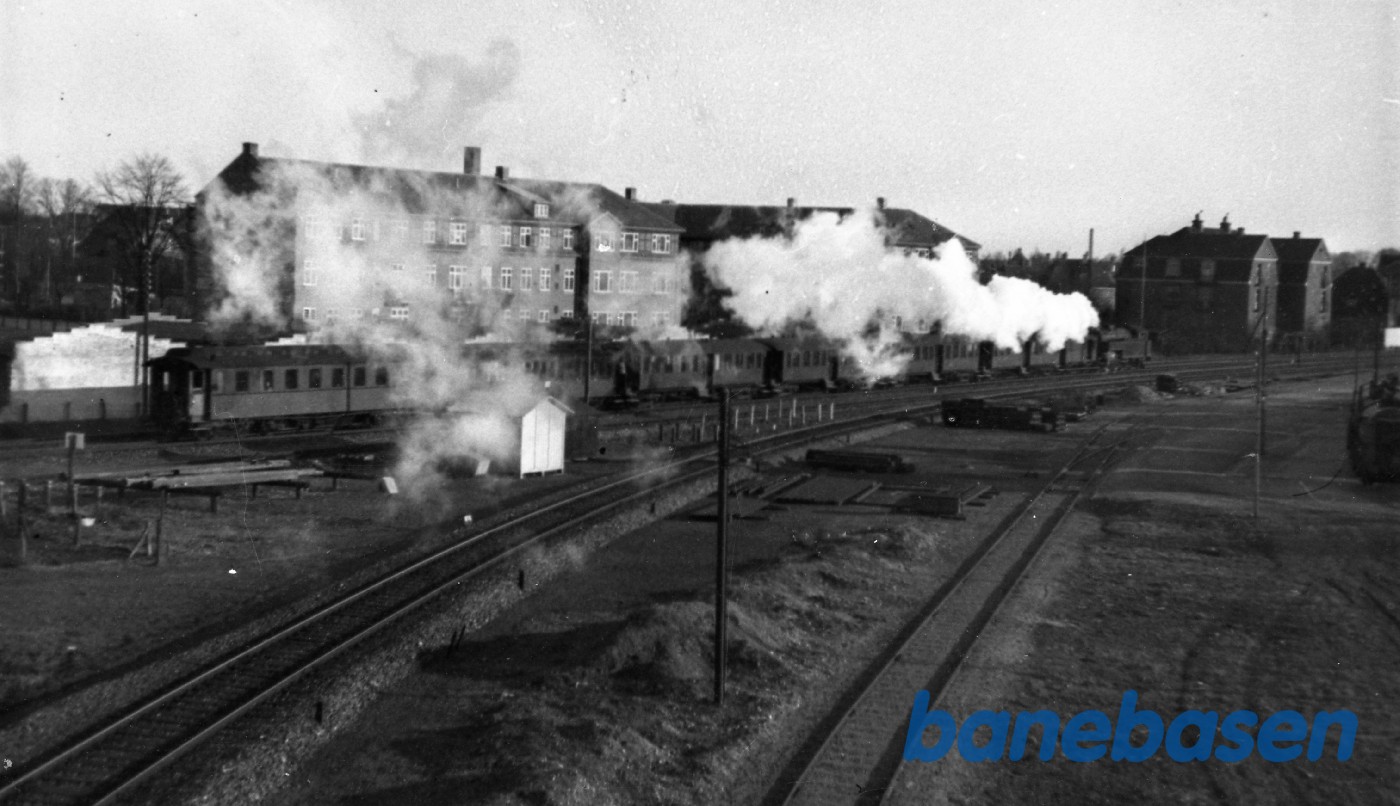 Damplokomotiv ltr S med persontog ved Hellerup Damplokomotiv ltr S med persontog ved Hellerup