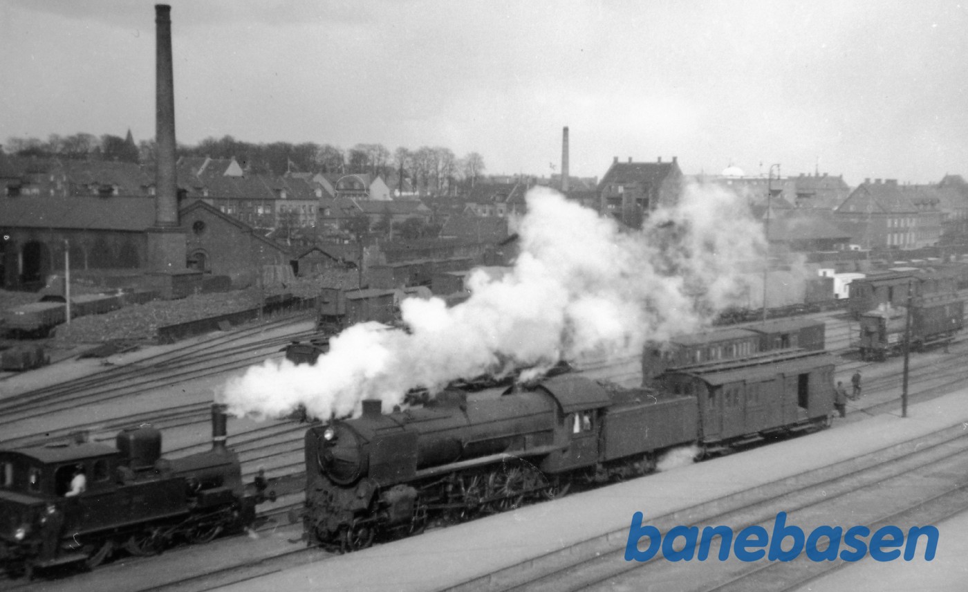 Damplokomotiv F 687 og R 959 Fredericia Damplokomotiv F 687 og R 959 Fredericia