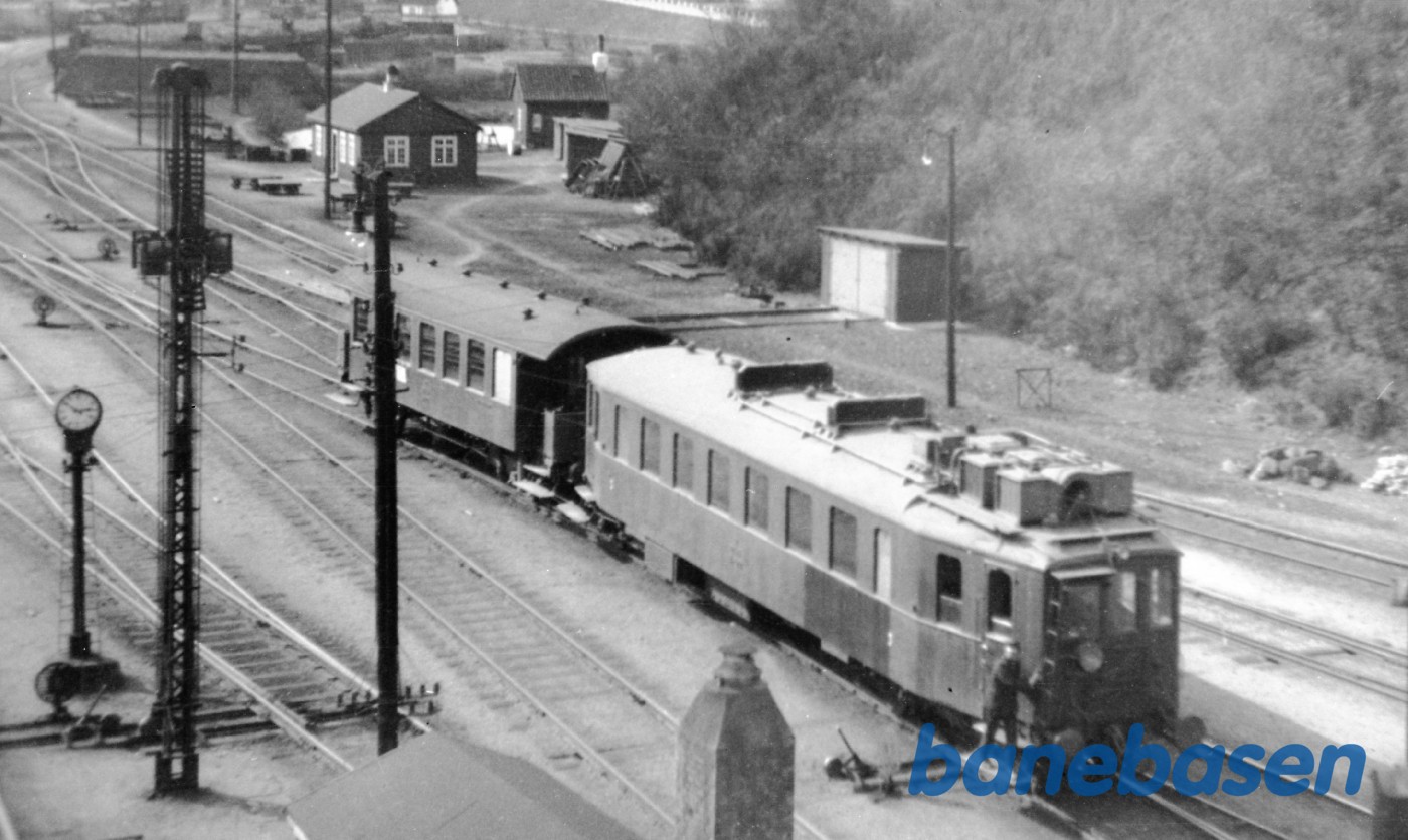 Motorvogn MR 203 med personvogn ltr CF i Fredericia Motorvogn MR 203 med personvogn ltr CF i Fredericia