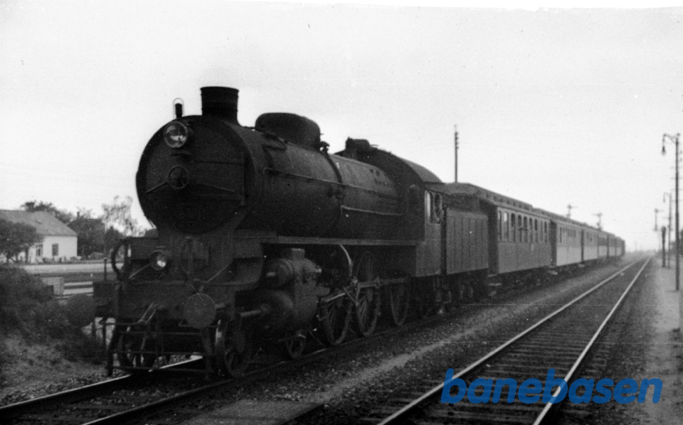 Damplokomotiv R 946 med Persontog .Bramminge Damplokomotiv R 946 med Persontog .Bramminge