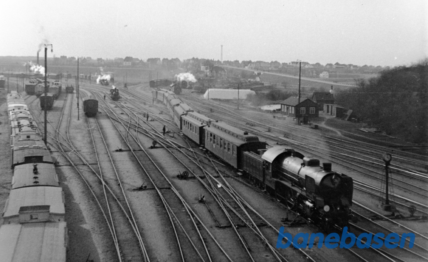 Damplokomotiv R med persontog i Fredericia Damplokomotiv R med persontog i Fredericia