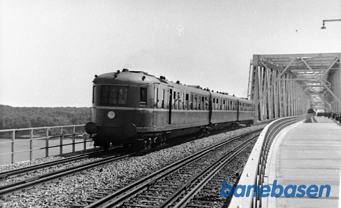 Lyntog "Vestjylland" på Lillebæltsbroen Lyntog "Vestjylland" på Lillebæltsbroen