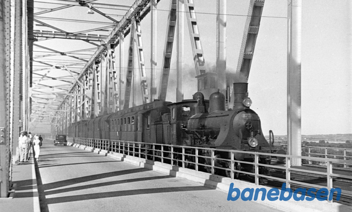 Persontog med damplokomotiv D 873 på Lillebæltsbroen Persontog med damplokomotiv D 873 på Lillebæltsbroen