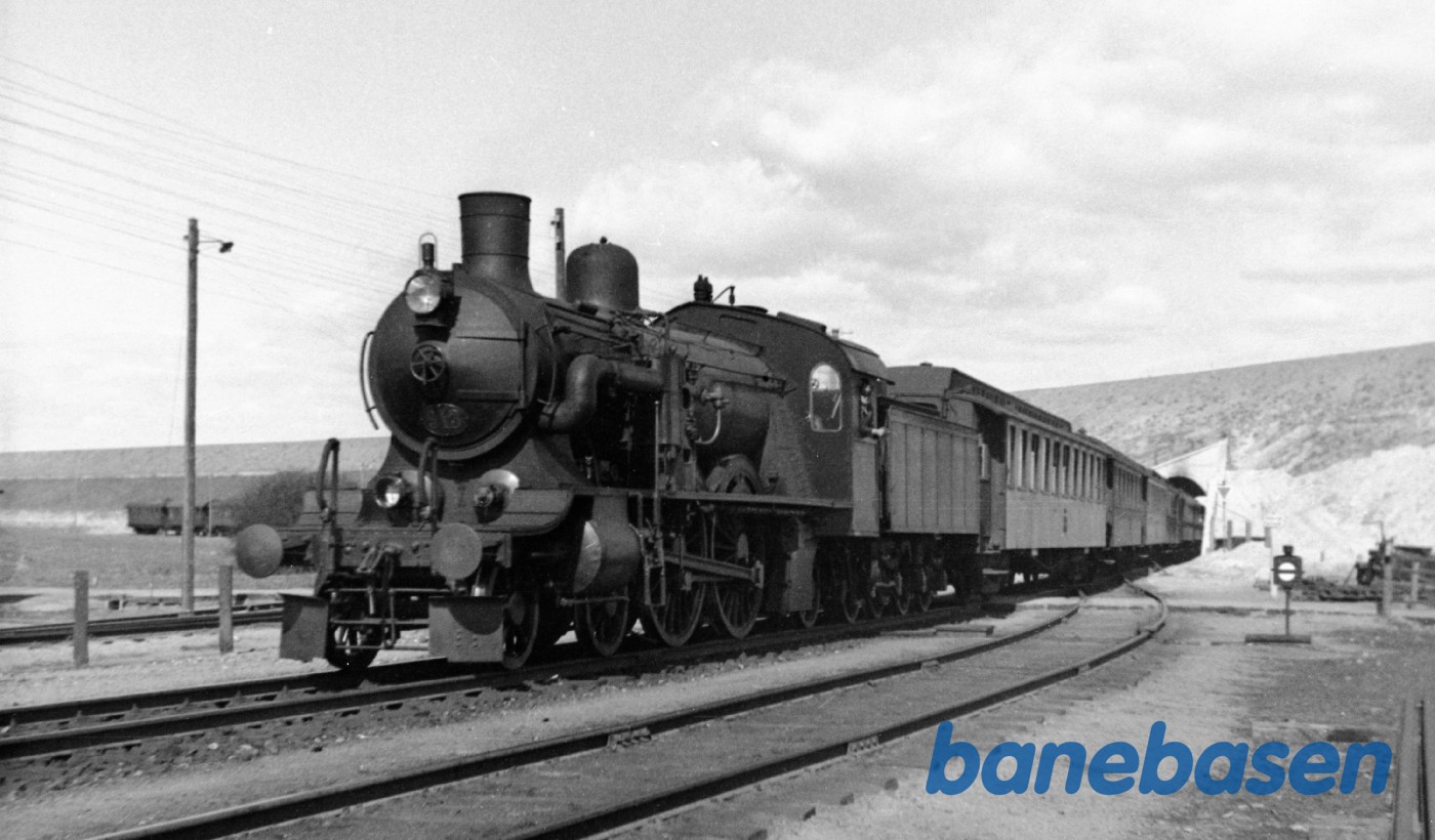 Damplokomotiv P 913 med tog 121 på Masnedø Damplokomotiv P 913 med tog 121 på Masnedø