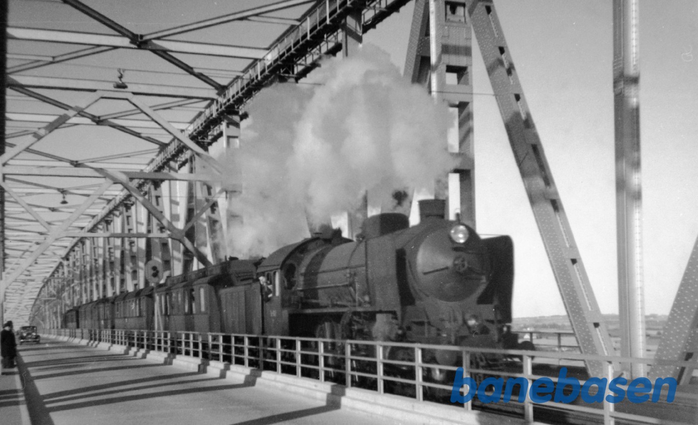 Damplokomotiv R 953 med persontog på Lillebæltsbroen Damplokomotiv R 953 med persontog på Lillebæltsbroen