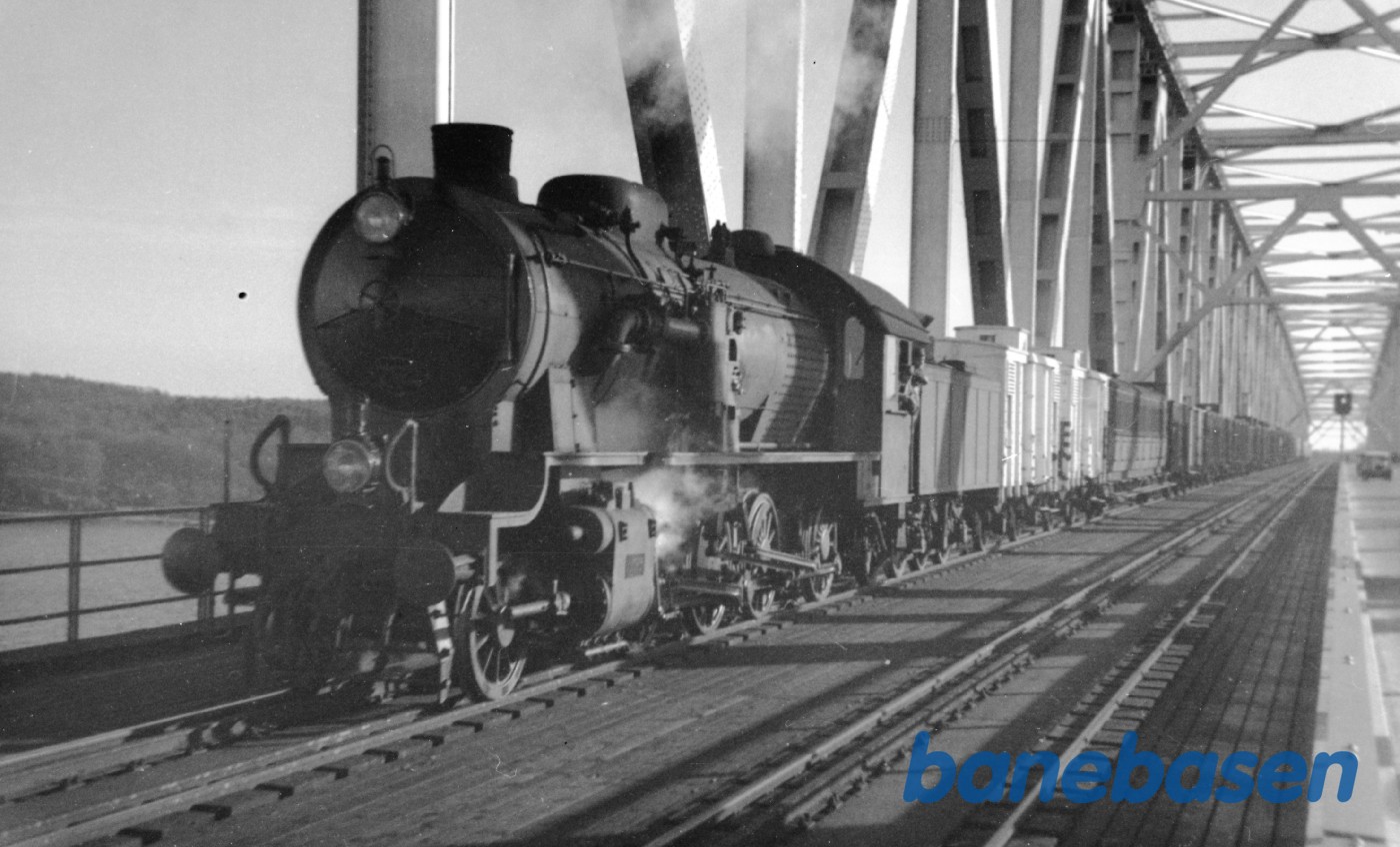 Damplokomotiv H 792 med godstog på Lillebæltsbroen Damplokomotiv H 792 med godstog på Lillebæltsbroen