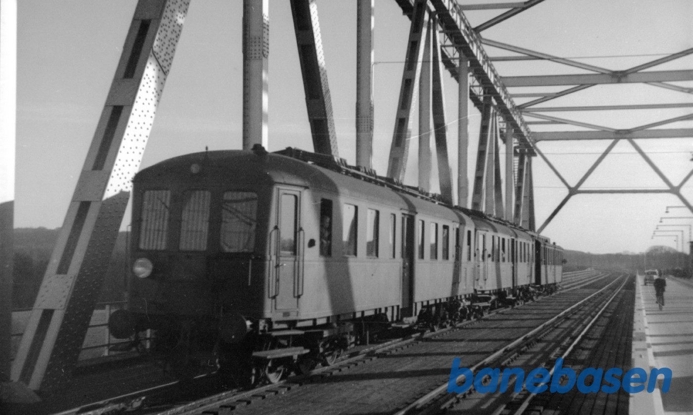 Motorlokomotiver MP med persontog på Lillebæltsbroen Motorlokomotiver MP med persontog på Lillebæltsbroen