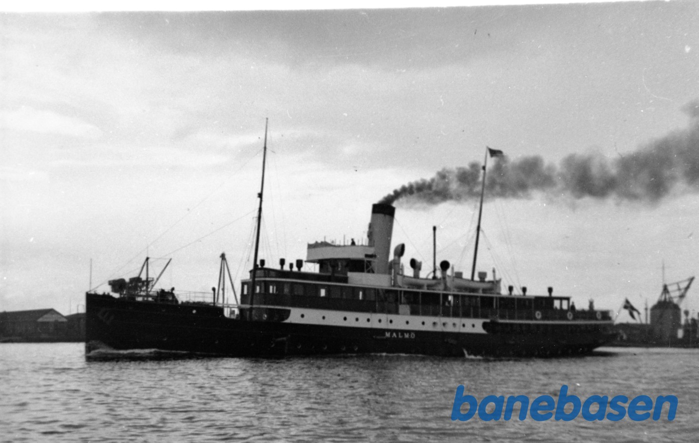 Billedet viser IKKE Dampfærgen S/S Malmö, men et dampskib der også hed MALMÖ (de var begge i fart samtidigt i mange år). MALMÖ lige har passeret Elefanten på Holmen. Mastekranen på Nyholm ses i baggrunden agter for skibet Billedet viser IKKE Dampfærgen S/S Malmö, men et dampskib der også hed MALMÖ (de var begge i fart samtidigt i mange år). MALMÖ lige har passeret Elefanten på Holmen. Mastekranen på Nyholm ses i baggrunden agter for skibet