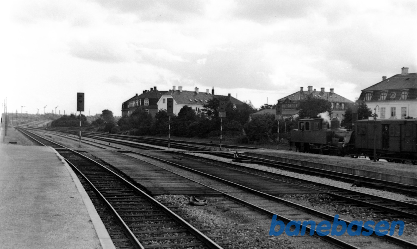 Damplokomotiv O 327 med tog i Hellerup Damplokomotiv O 327 med tog i Hellerup