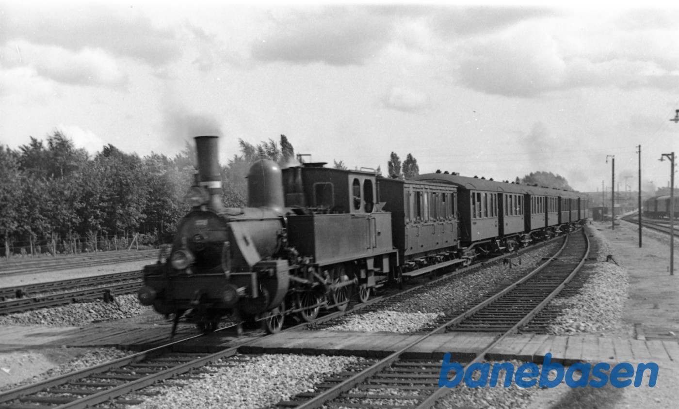 Damplokomotiv O 334 med persontog i Hellerup Damplokomotiv O 334 med persontog i Hellerup