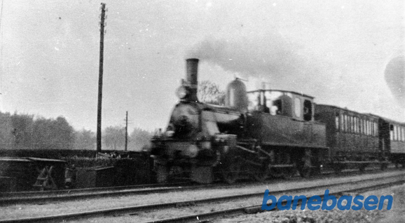 Damplokomotiv Ltr O med persontog ved Hellerup (Nørrebros Iltog) Damplokomotiv Ltr O med persontog ved Hellerup (Nørrebros Iltog)