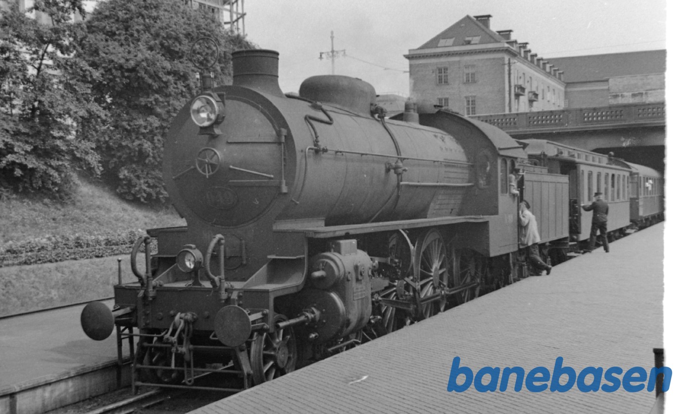 Damplokomotiv R 949 med persontog på Aarhus H Damplokomotiv R 949 med persontog på Aarhus H