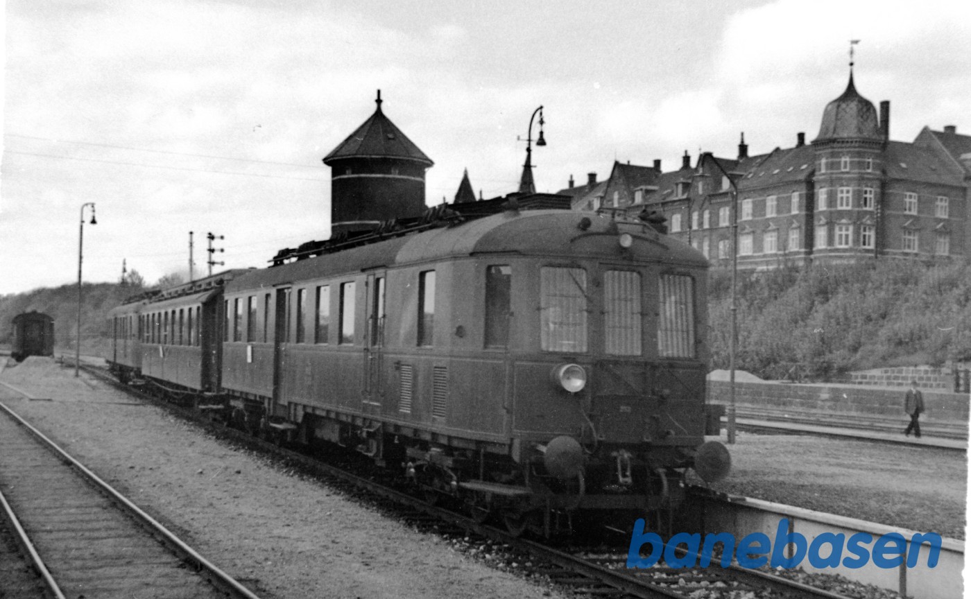 Motorlokomotiv MP253 og MP med Nordpilen på Randers station Motorlokomotiv MP253 og MP med Nordpilen på Randers station