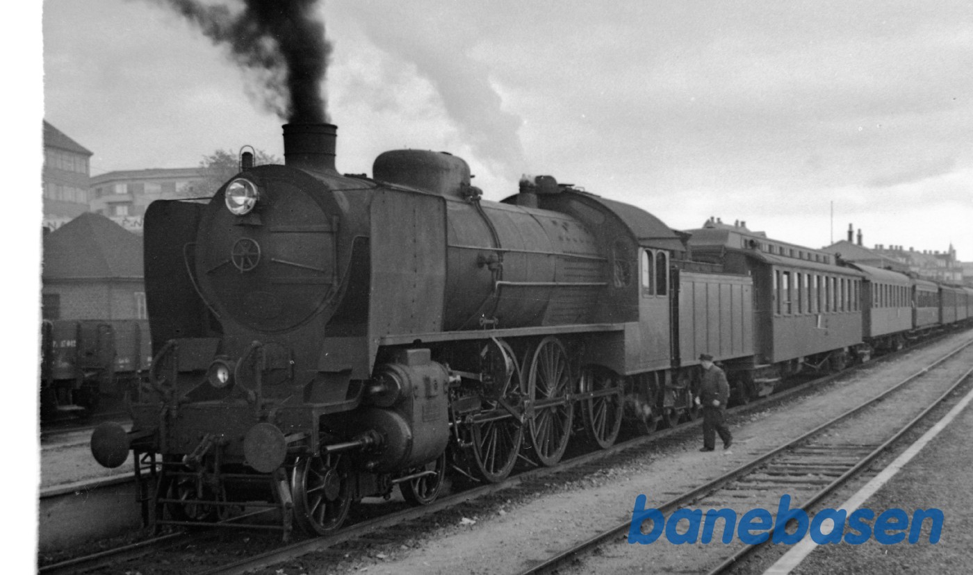 Damplokomotiv R 952 med persontog på Randers station Damplokomotiv R 952 med persontog på Randers station