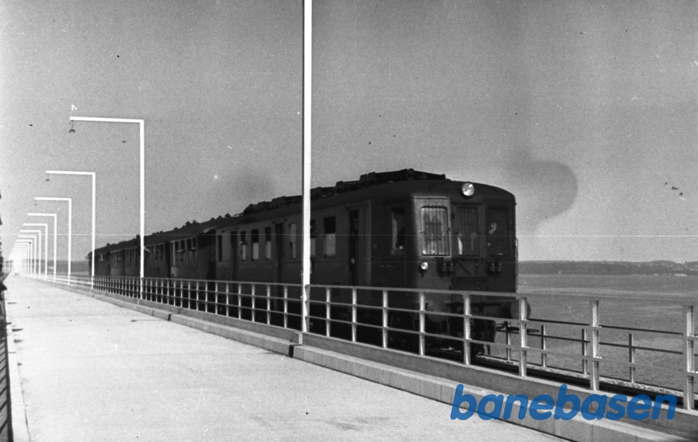 Motorvogn Mo på Storestrømsbroen Motorvogn Mo på Storestrømsbroen