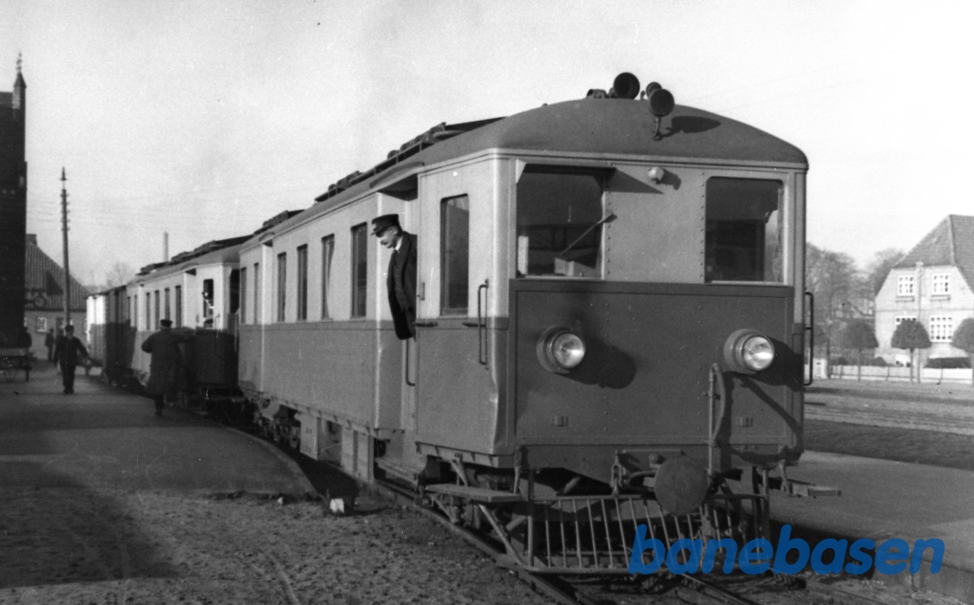 Motortog med 2 motorvogne på Haderslev Amtsbanegård Motortog med 2 motorvogne på Haderslev Amtsbanegård