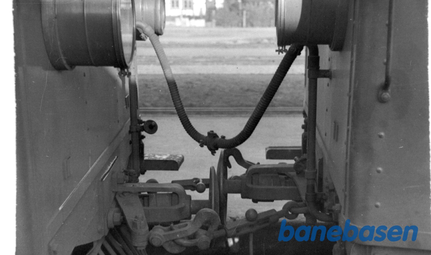 Motortog med 2 motorvogne på Haderslev Amtsbanegård. Kobling mellem motorvognene Motortog med 2 motorvogne på Haderslev Amtsbanegård. Kobling mellem motorvognene