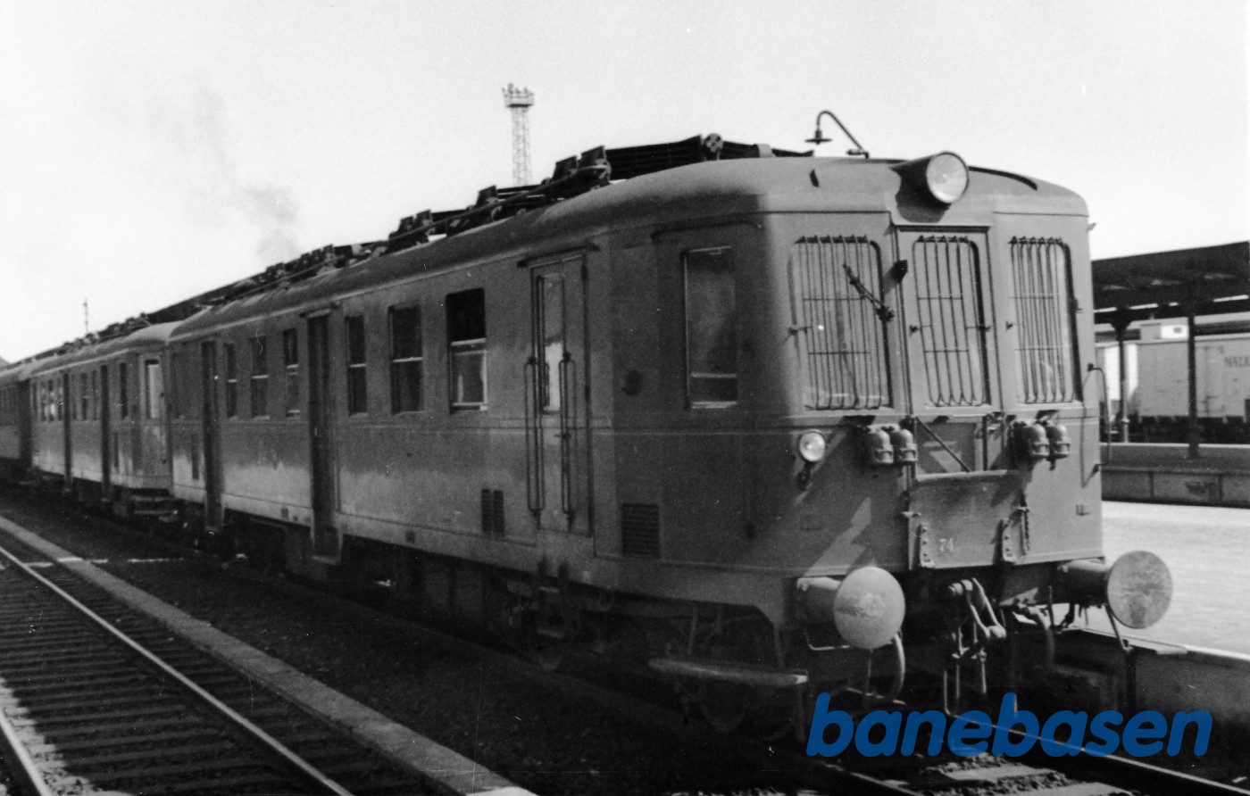 Motorvogne Mo ankommer til Roskilde med persontog Motorvogne Mo ankommer til Roskilde med persontog