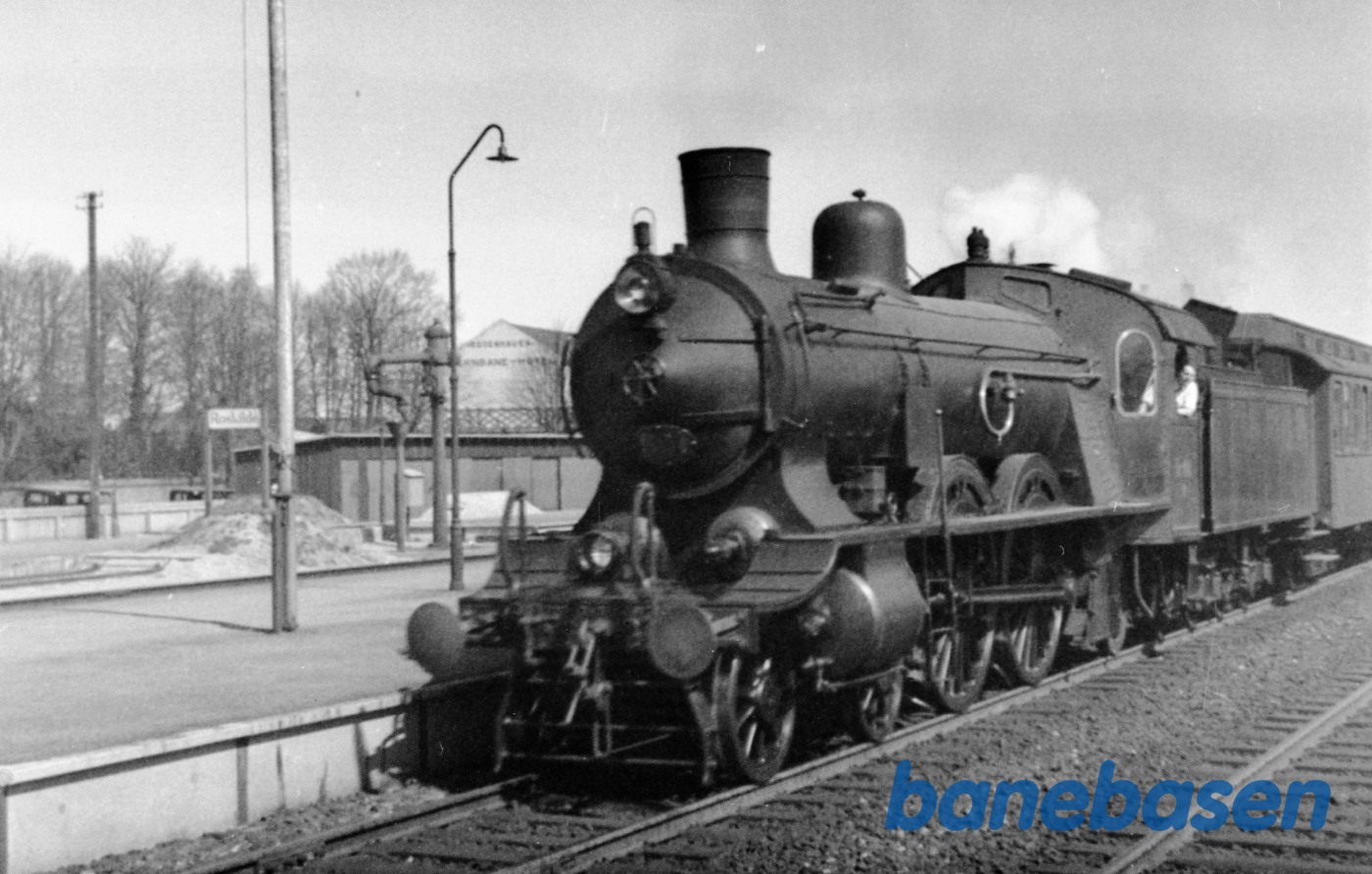 Damplokomotiv P 901 ankommer til Roskilde med persontog Damplokomotiv P 901 ankommer til Roskilde med persontog