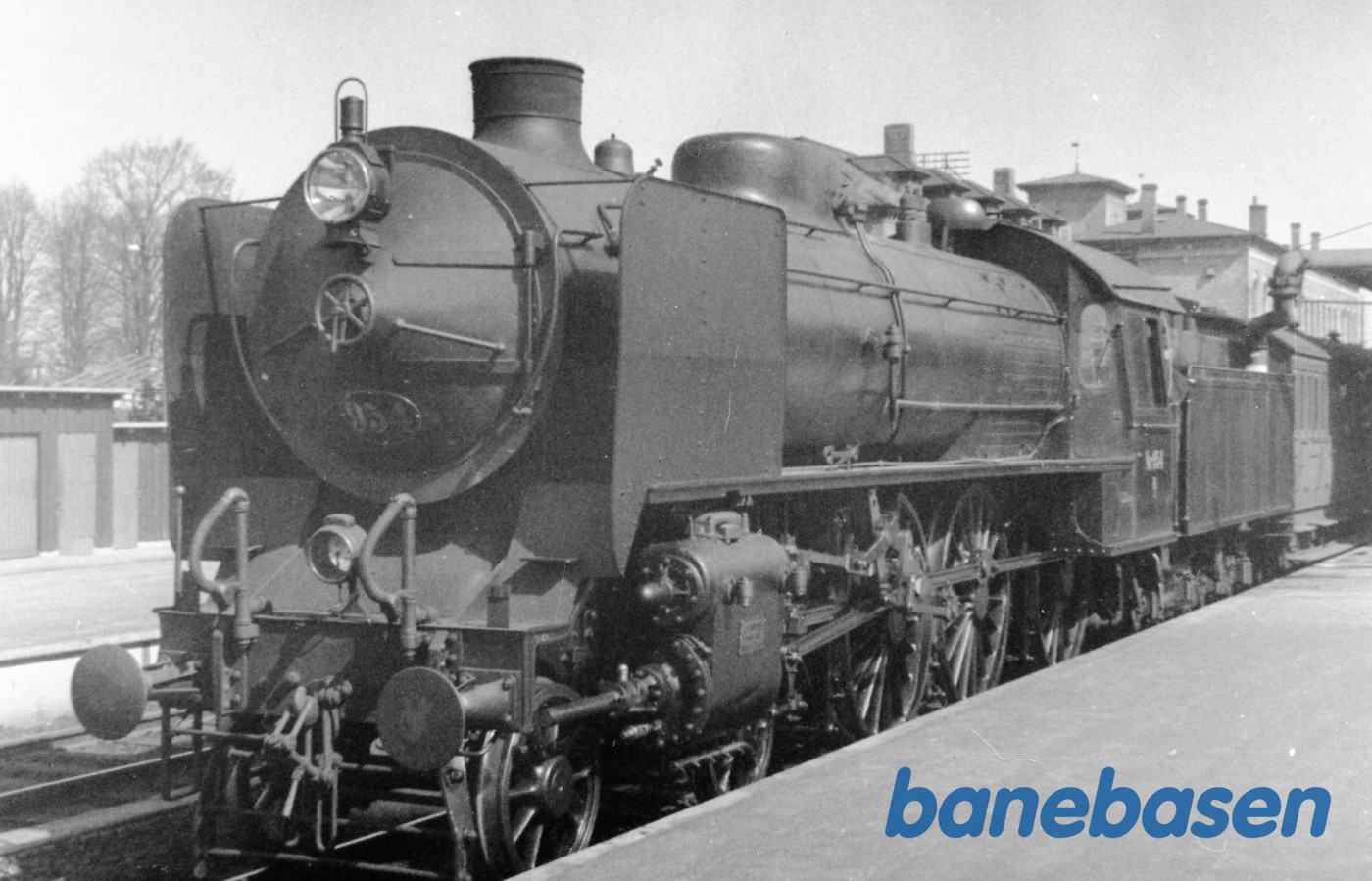 Damplokomotiv R 954 i Roskilde med persontog (Vandtagning) Damplokomotiv R 954 i Roskilde med persontog (Vandtagning)