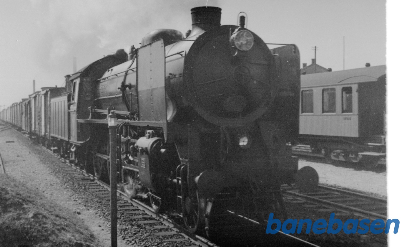 Damplokomotiv R 956 ankommer til Roskilde med godstog Damplokomotiv R 956 ankommer til Roskilde med godstog