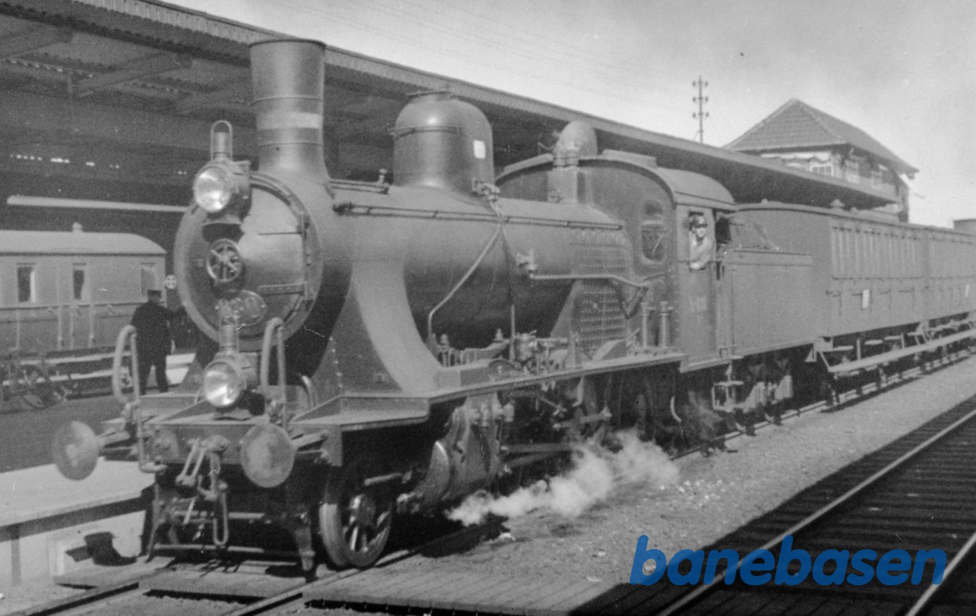 Damplokomotiv D 830 med persontog i Roskilde (Kupevogne ) Damplokomotiv D 830 med persontog i Roskilde (Kupevogne )