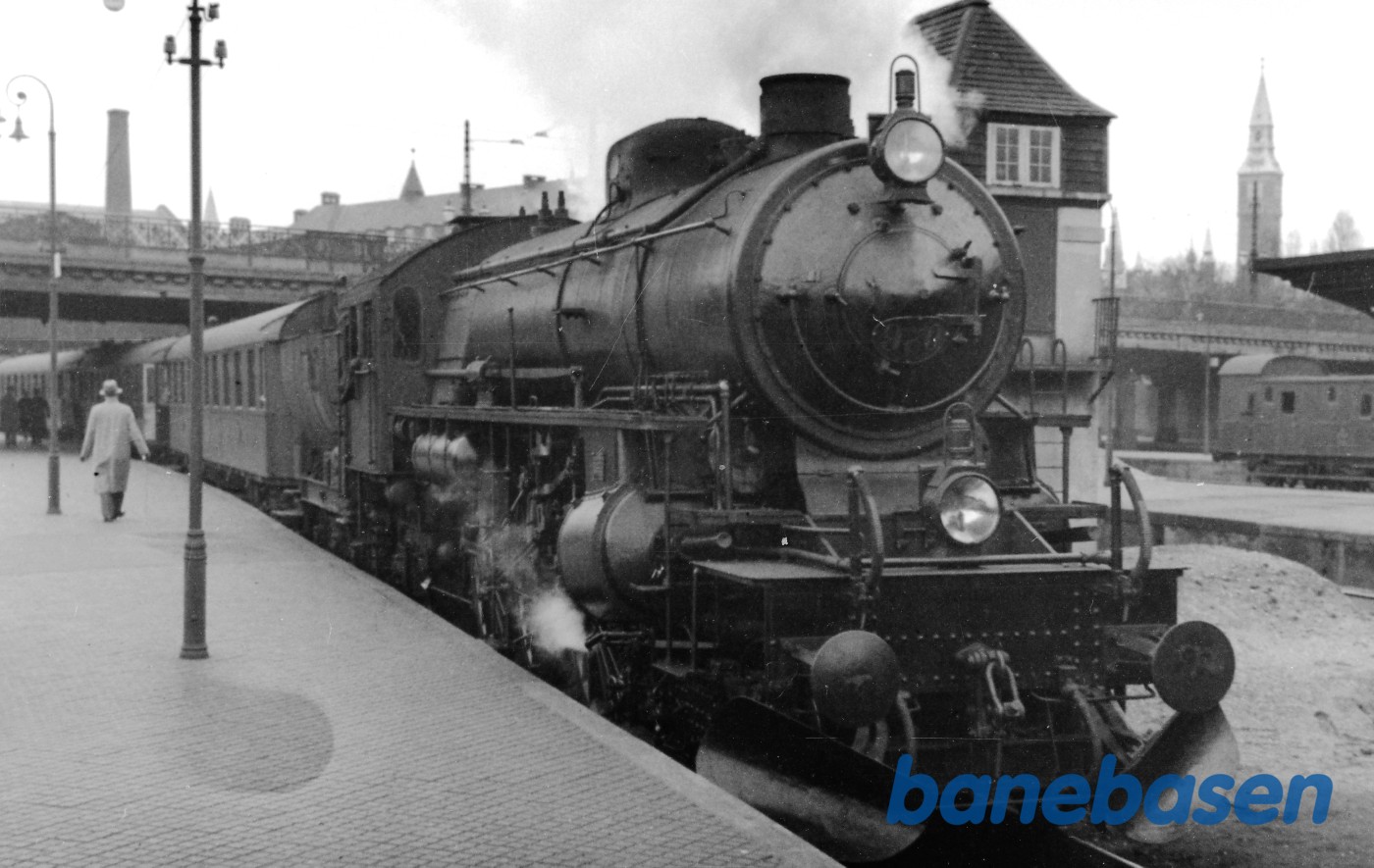 Damplokomotiv E 970 med persontog på København H Damplokomotiv E 970 med persontog på København H