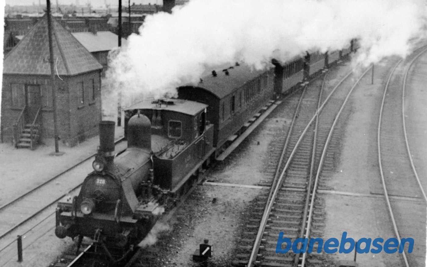 Damplokomotiv O 328 med persontog under indkørsel til København H Damplokomotiv O 328 med persontog under indkørsel til København H
