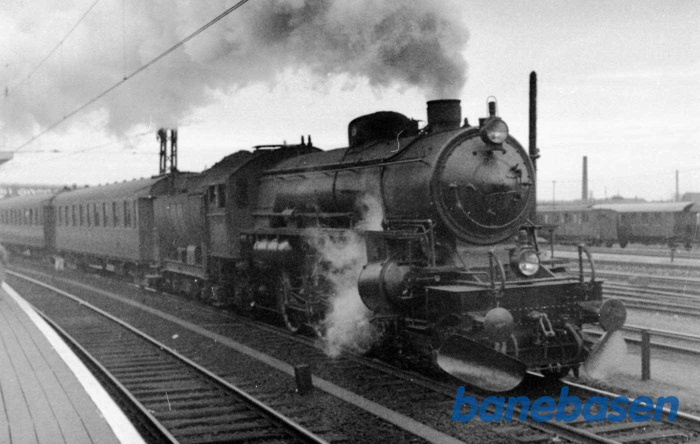 Damplokomotiv E 970 med persontog under udkørsel fra København H Damplokomotiv E 970 med persontog under udkørsel fra København H