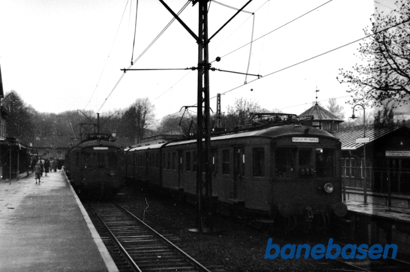 2 S tog holder på Klampenborg station 2 S tog holder på Klampenborg station