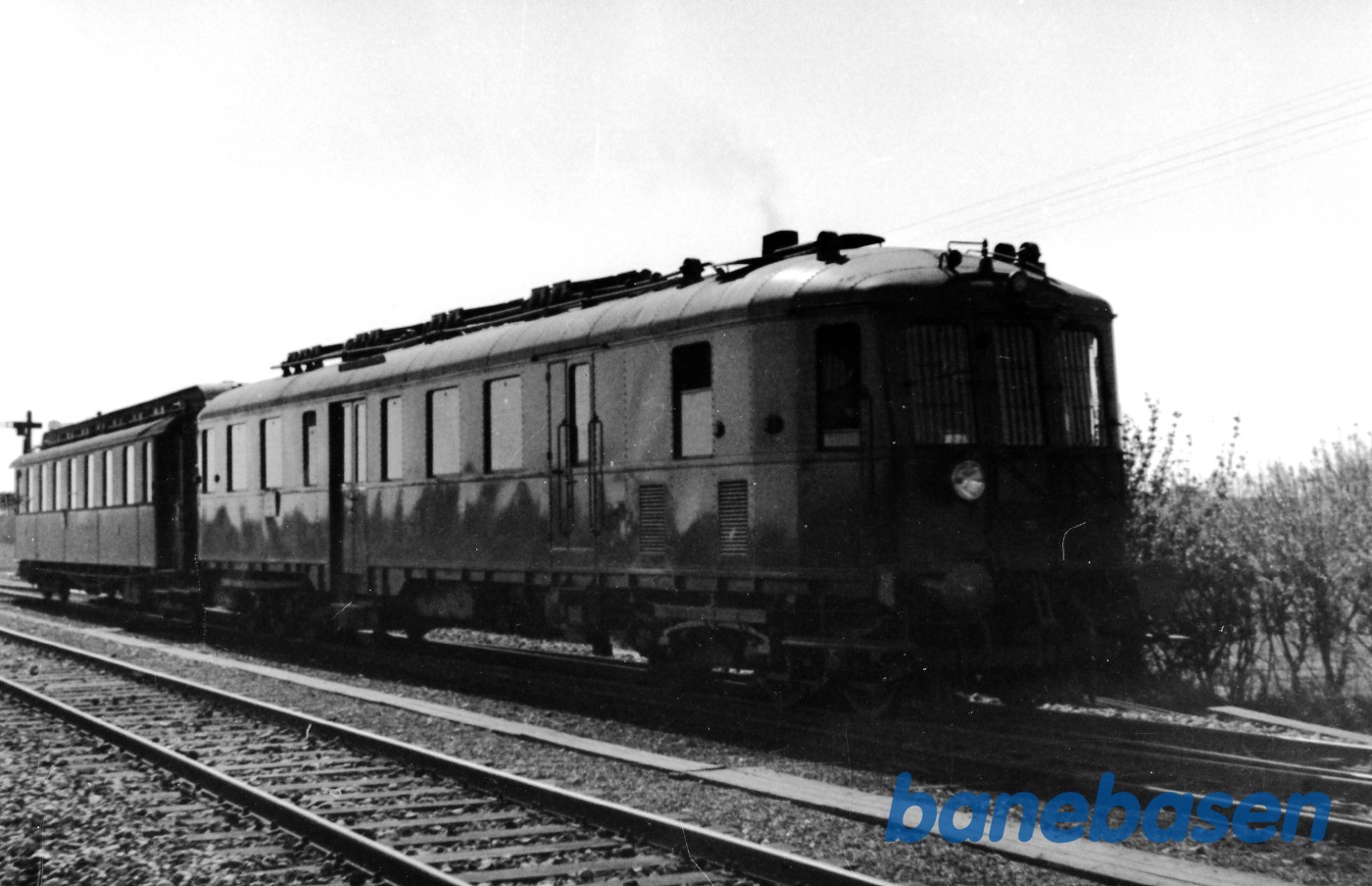 Motorvogn MP 258 med personvogn på Skive station Motorvogn MP 258 med personvogn på Skive station