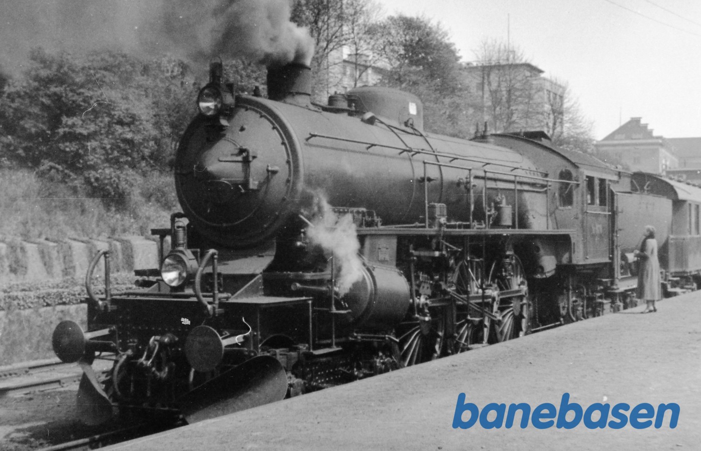 Damplokomotiv E 970 med persontog på Aarhus H Damplokomotiv E 970 med persontog på Aarhus H