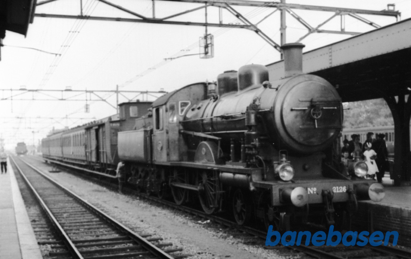 Holllandsk damplokomotiv 2126 med persontog Holllandsk damplokomotiv 2126 med persontog
