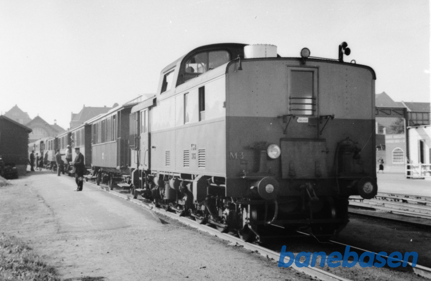 Motorlokomotiv M 3 med persontog holder på København L Motorlokomotiv M 3 med persontog holder på København L