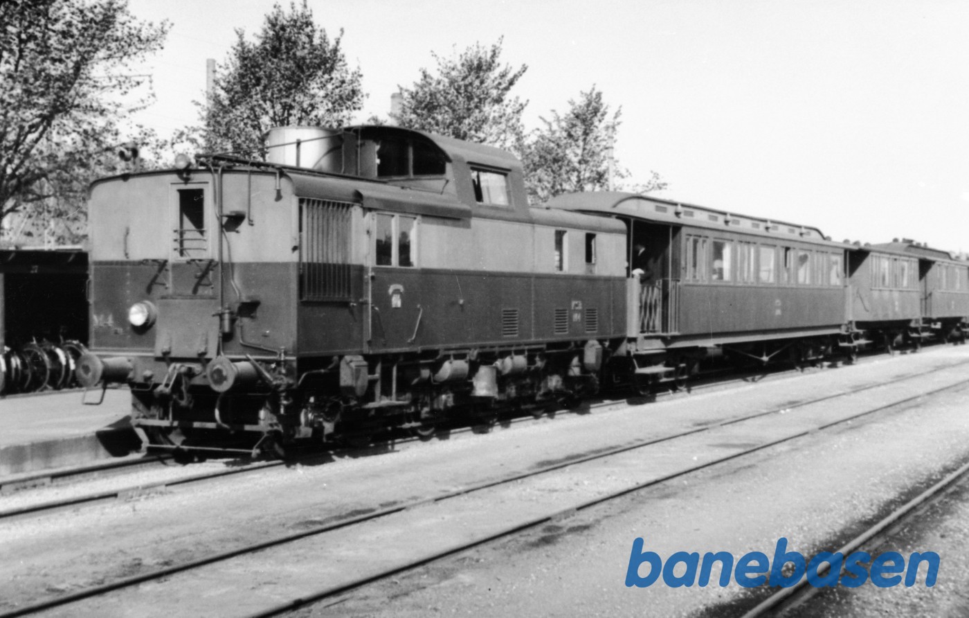 Motorlokomotiv M 4 med persontog holder på København L Motorlokomotiv M 4 med persontog holder på København L