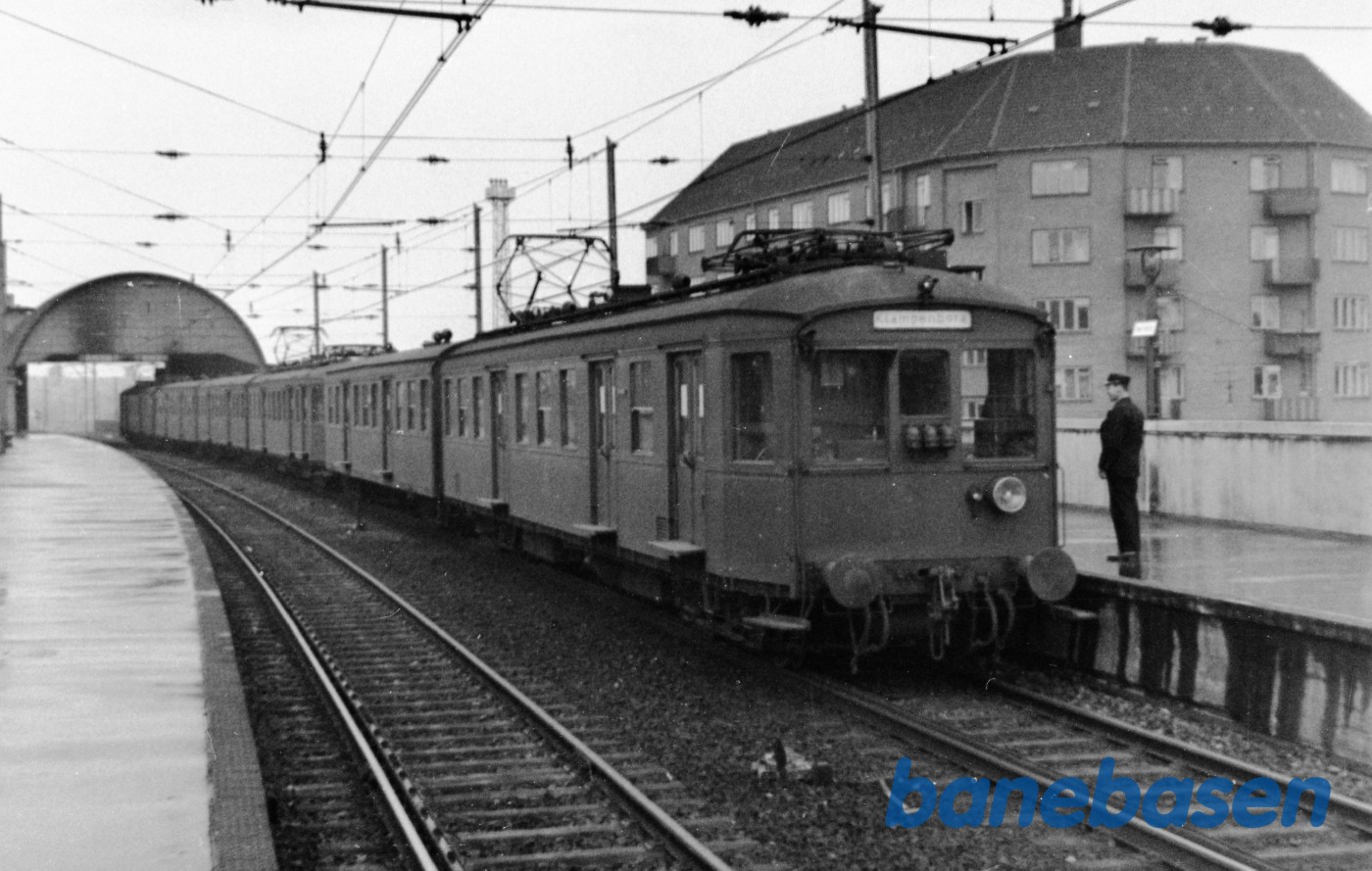 S tog holder på Nørrebro station S tog holder på Nørrebro station