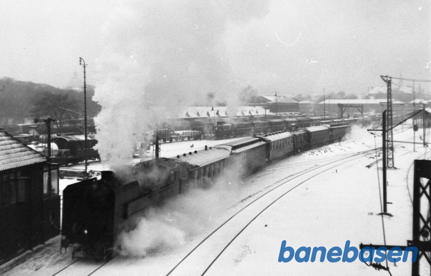 Damplokomotiv ltr S med persontog under udkørsel fra Østerport Damplokomotiv ltr S med persontog under udkørsel fra Østerport