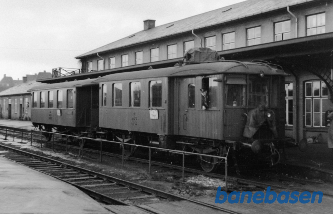 Motorvogn MF 56 med påhængsvogn på Struer station Motorvogn MF 56 med påhængsvogn på Struer station