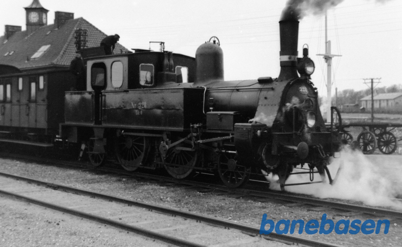 Damplokomotiv O 328 med persontog på Frederikssund ny station Damplokomotiv O 328 med persontog på Frederikssund ny station
