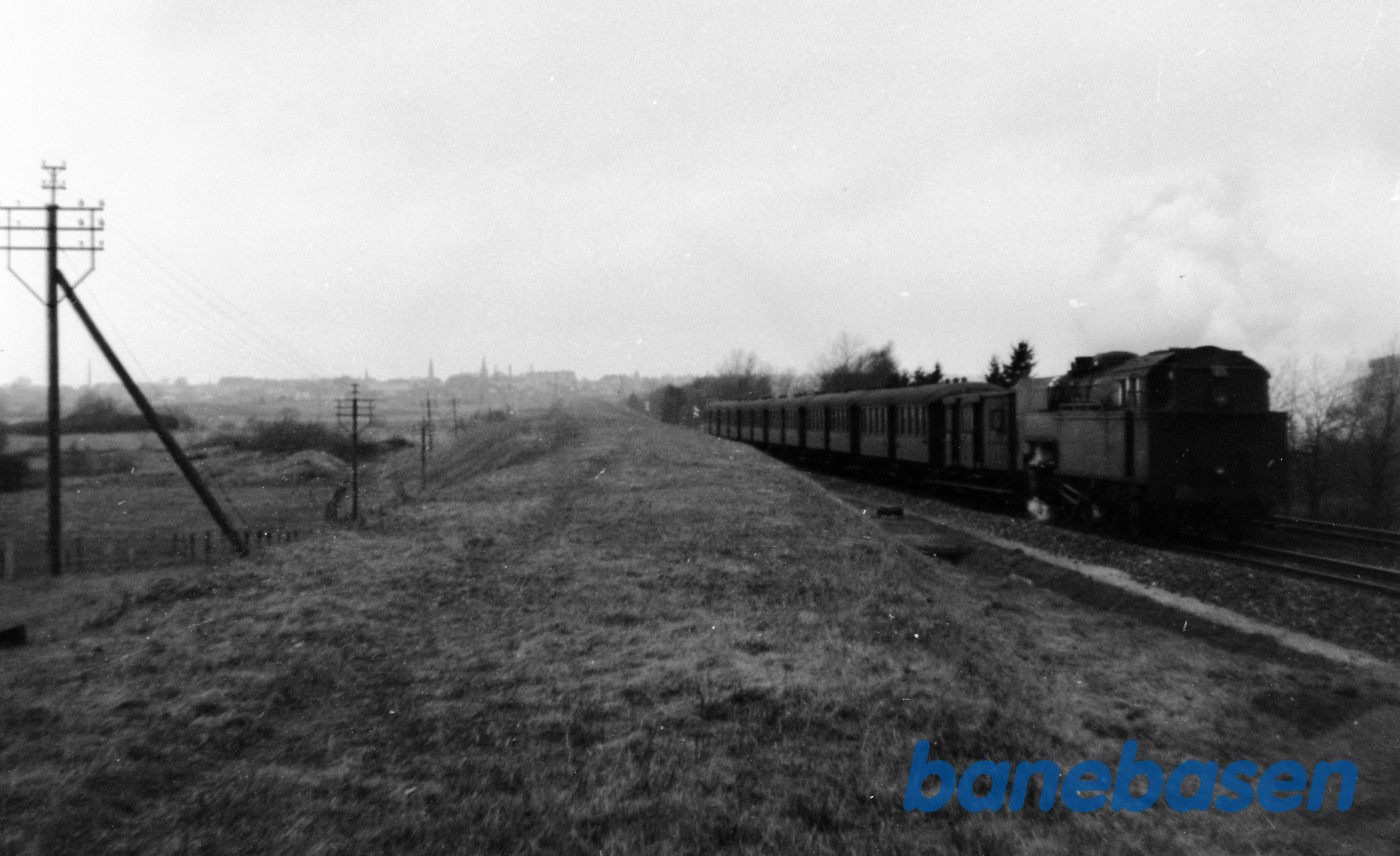 Damplokomotiv Ltr S . Midtbane ved Hillerød station. Damplokomotiv Ltr S . Midtbane ved Hillerød station.