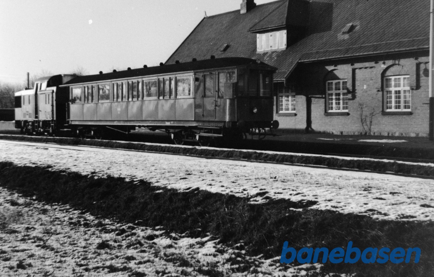 KSB styrevognstog med M 1 og S 1 på Slangerup station KSB styrevognstog med M 1 og S 1 på Slangerup station