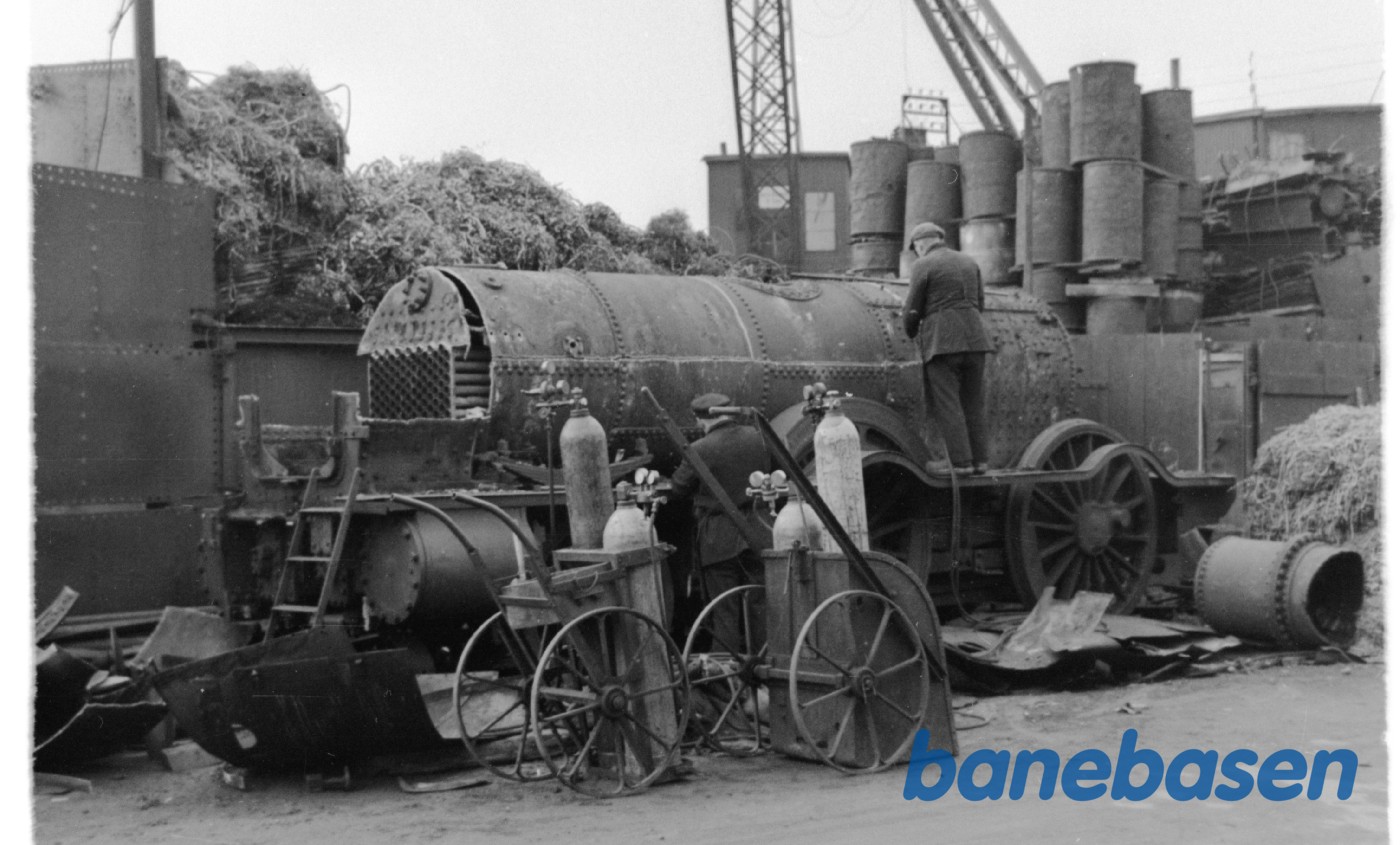 Damplokomotiv FS under ophugning hos Levin & Co . Københavns frihavn Damplokomotiv FS under ophugning hos Levin & Co . Københavns frihavn