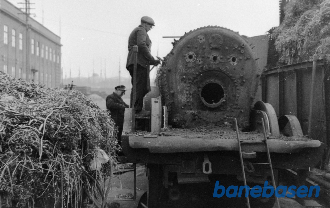 Damplokomotiv FS under ophugning hos Levin & Co . Københavns frihavn Damplokomotiv FS under ophugning hos Levin & Co . Københavns frihavn