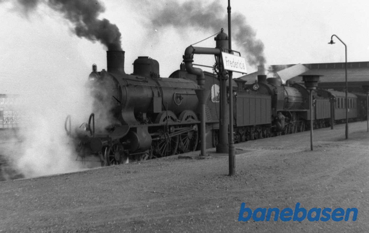 Damplokomotiver ltr P og R med persontog på Fredericia station Damplokomotiver ltr P og R med persontog på Fredericia station